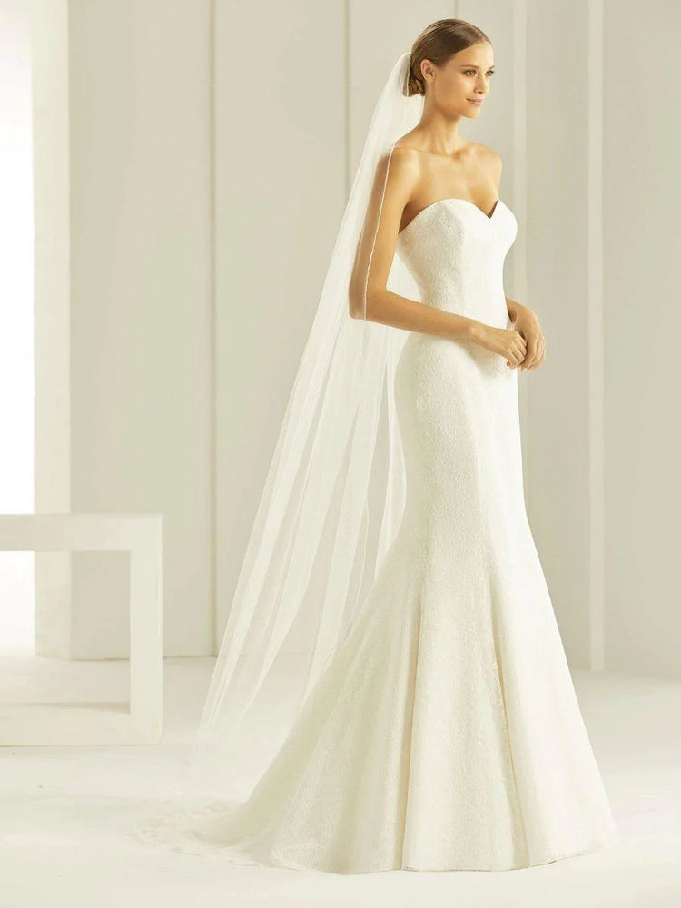 
            
                Load image into Gallery viewer, Bianco Evento Single Tier Veil, Glass Bead Edge, Ivory Tulle, Floor Length S260
            
        