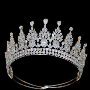 
            
                Load image into Gallery viewer, Regal Crystal Bridal Tiara Crown, 7008
            
        